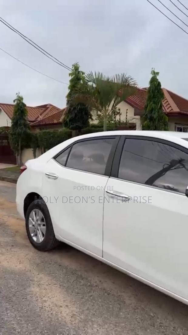 Toyota Corolla LE 4dr Sedan (1.8L 4cyl CVT) 2017 White