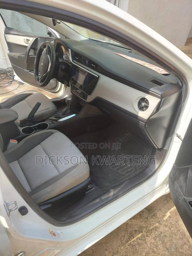 Toyota Corolla LE (1.8L 4cyl 2A) 2019 White