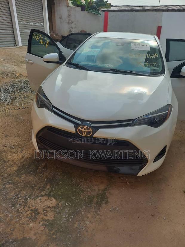 Toyota Corolla LE (1.8L 4cyl 2A) 2019 White