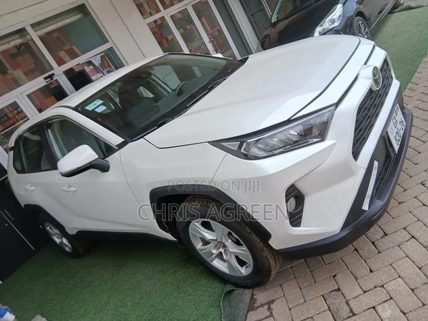 Toyota RAV4 2021 White