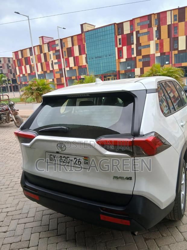 Toyota RAV4 2021 White