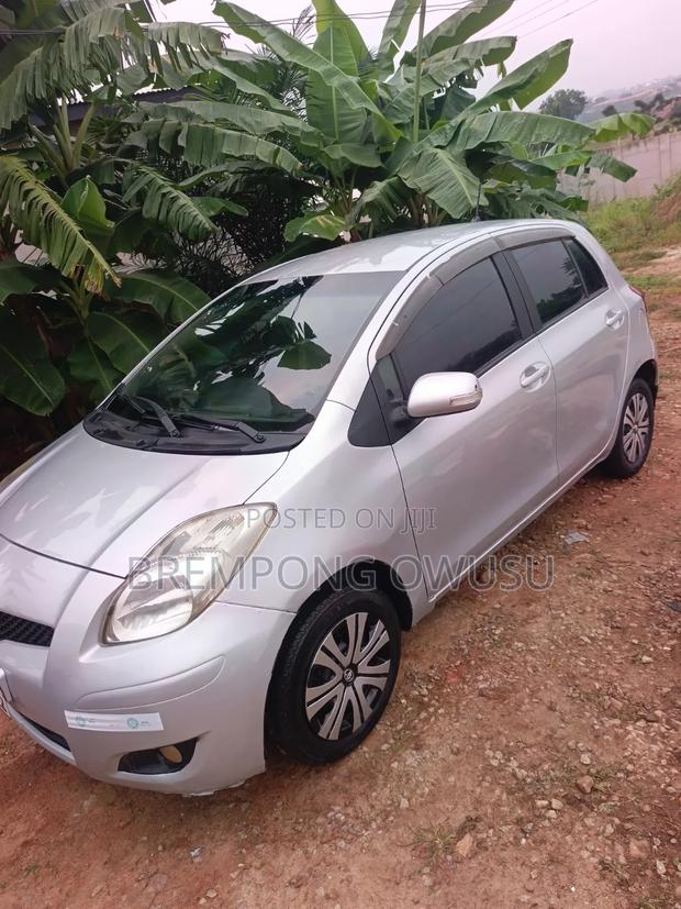 Toyota Vitz 2010 Silver