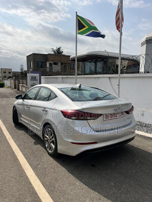 Hyundai Elantra Limited Sedan FWD (2.0L 4cyl 6A) 2017 Silver