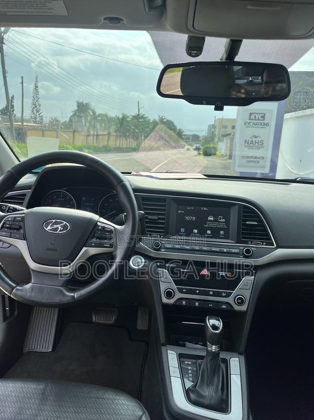 Hyundai Elantra Limited Sedan FWD (2.0L 4cyl 6A) 2017 Silver
