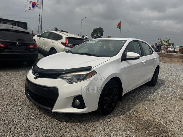 Toyota Corolla S 4dr Sedan (1.8L 4cyl CVT) 2015 White