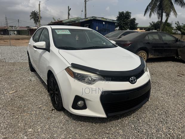 Toyota Corolla S 4dr Sedan (1.8L 4cyl CVT) 2015 White