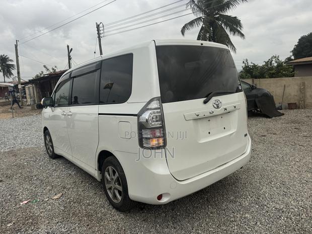 Toyota Voxy V 4WD 8-Seater 2011 White