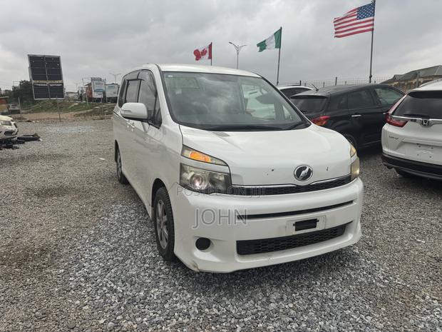 Toyota Voxy V 4WD 8-Seater 2011 White
