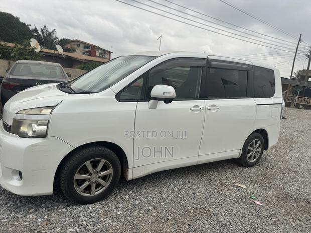 Toyota Voxy V 4WD 8-Seater 2011 White
