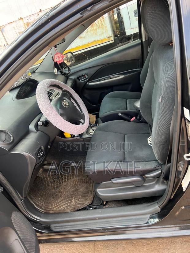 Toyota Yaris Base Sedan 4dr 2011 Black