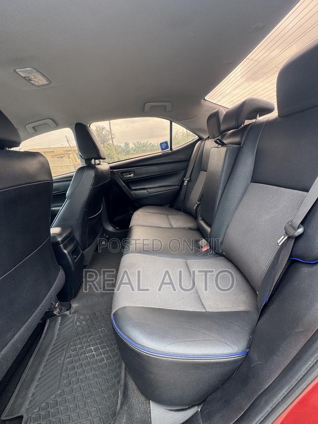 Toyota Corolla SE (1.8L 4cyl 6M) 2018 Red