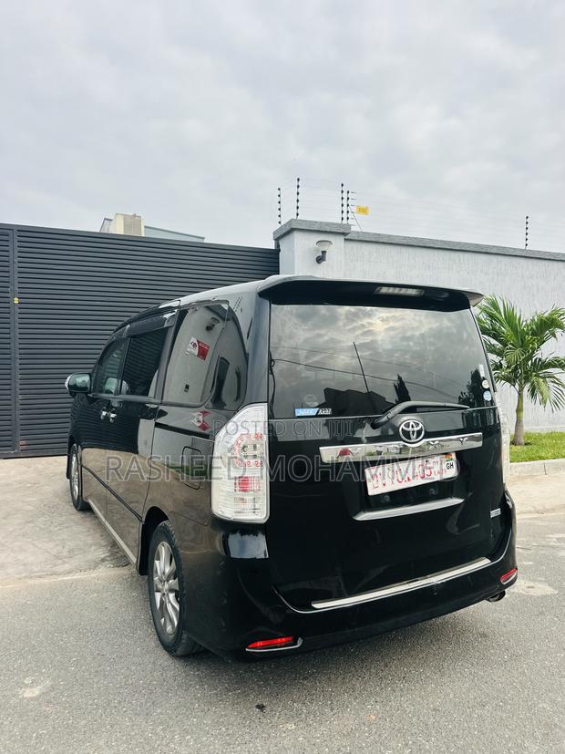 Toyota Voxy 2014 Black