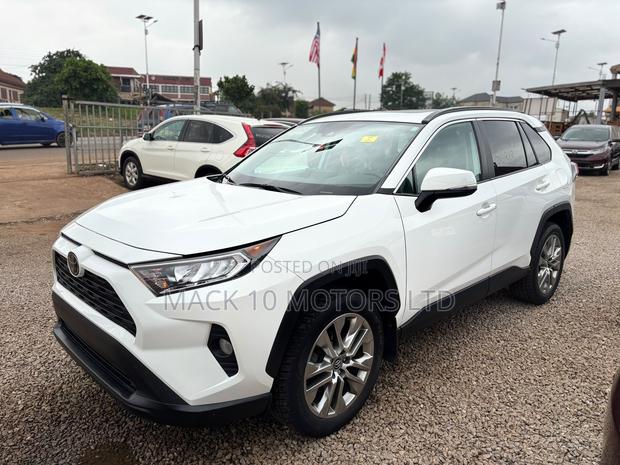 Toyota RAV4 XLE 2022 White