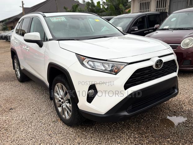 Toyota RAV4 XLE 2022 White