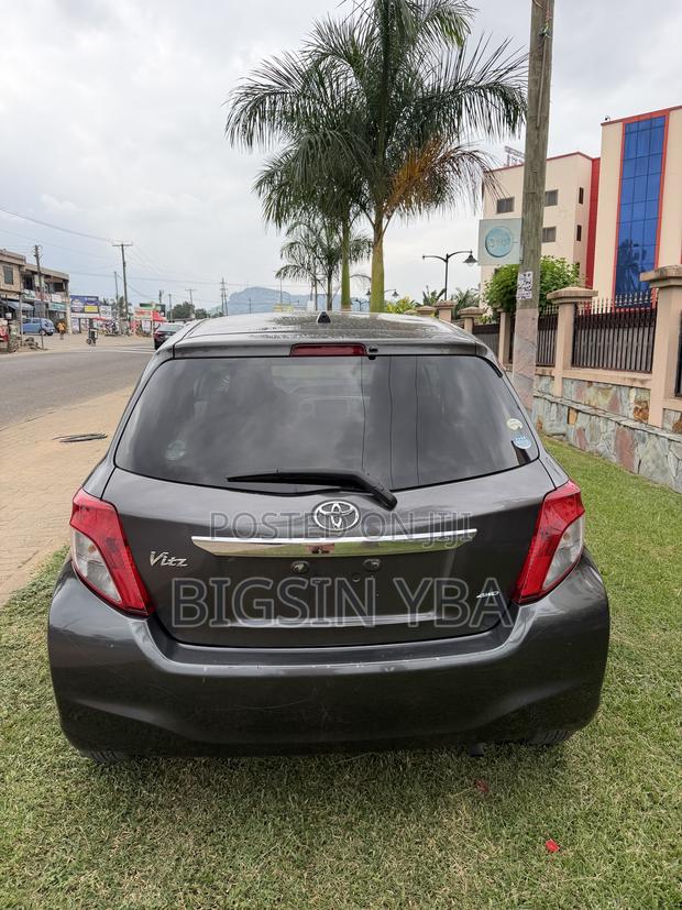 Toyota Vitz 1.3 AWD 3dr 2015 Gray