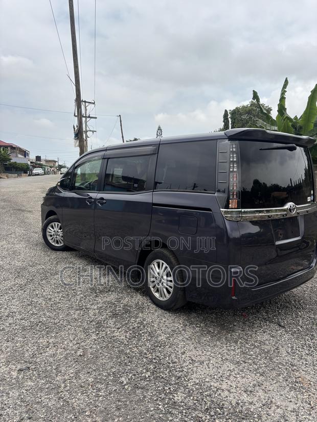Toyota Voxy X 2WD 8-Seater 2015 Purple