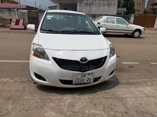 Toyota Yaris Base Sedan 4dr 2010 White
