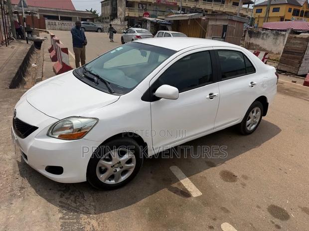 Toyota Yaris Base Sedan 4dr 2010 White