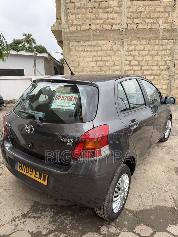 Toyota Yaris Base Hatchback 3dr 2010 Gray