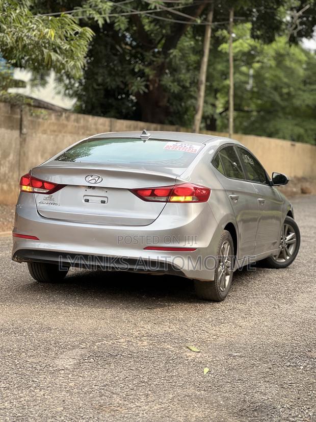Hyundai Elantra SE Sedan FWD (2.0L 4cyl 6M) 2017 Silver