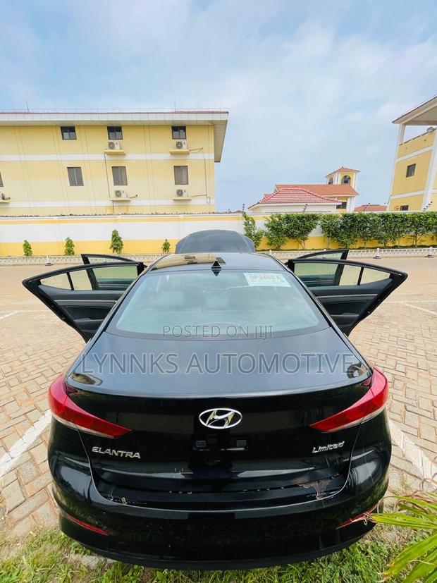 Hyundai Elantra Limited Sedan FWD (2.0L 4cyl 6A) 2017 Black