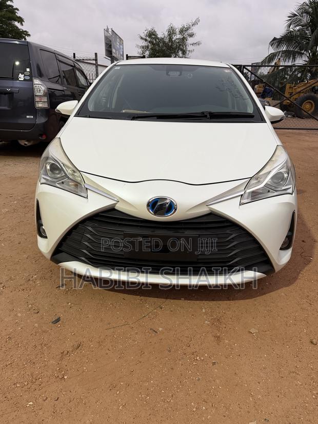 Toyota Vitz 1.5 FWD Hybrid 5dr 2017 White
