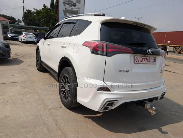 Toyota RAV4 XLE AWD (2.5L 4cyl 6A) 2016 White