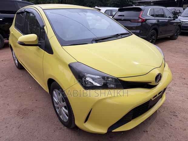Toyota Vitz 1.3 FWD 5dr 2015 Yellow