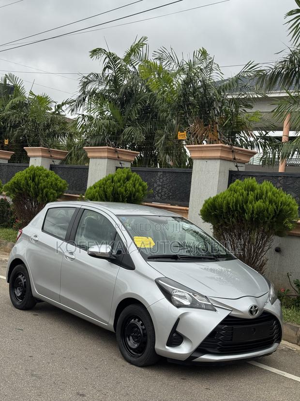 Toyota Yaris L Hatchback 5dr 2018 Gray