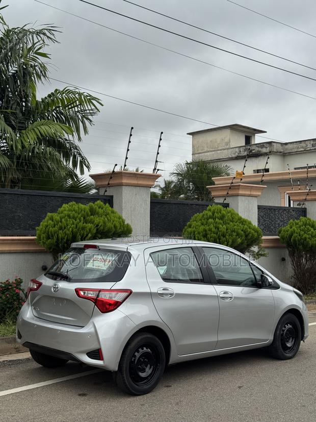 Toyota Yaris L Hatchback 5dr 2018 Gray