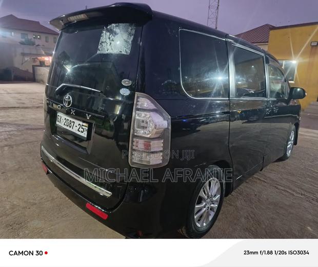 Toyota Voxy V 4WD 7-Seater 2010 Black