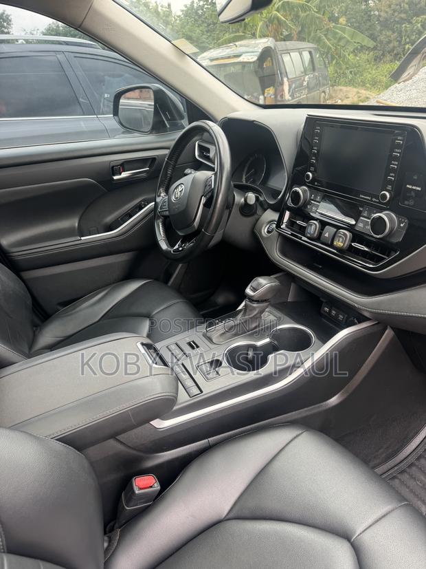 Toyota Highlander XLE 2022 Gray