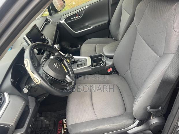 Toyota RAV4 XLE 2021 Gray
