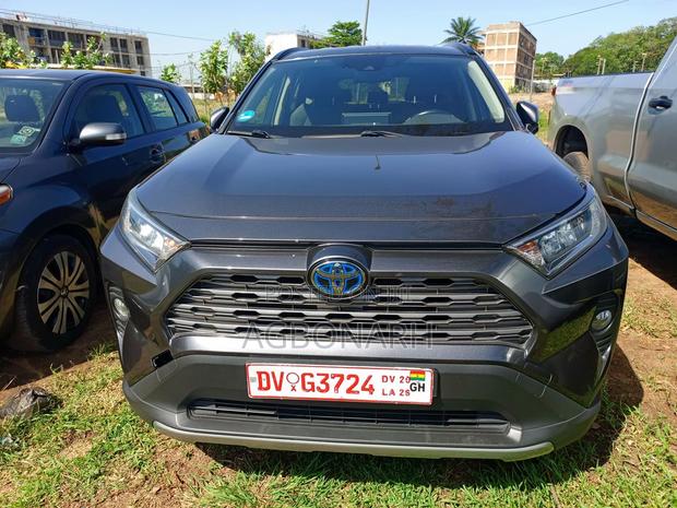 Toyota RAV4 XLE 2021 Gray