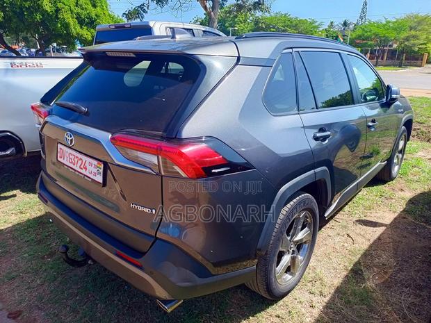 Toyota RAV4 XLE 2021 Gray