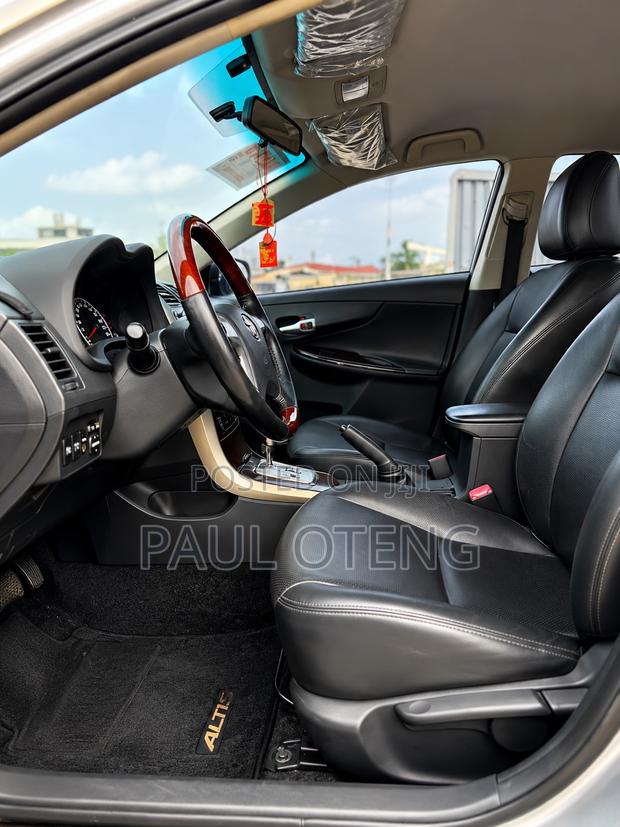 Toyota Corolla LE Special Edition 4dr Sedan (1.8L 4cyl 4A) 2013 Silver