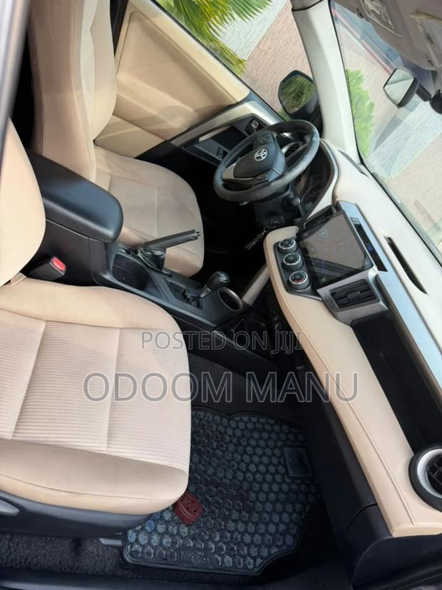 Toyota RAV4 XLE AWD (2.5L 4cyl 6A) 2017 Gray