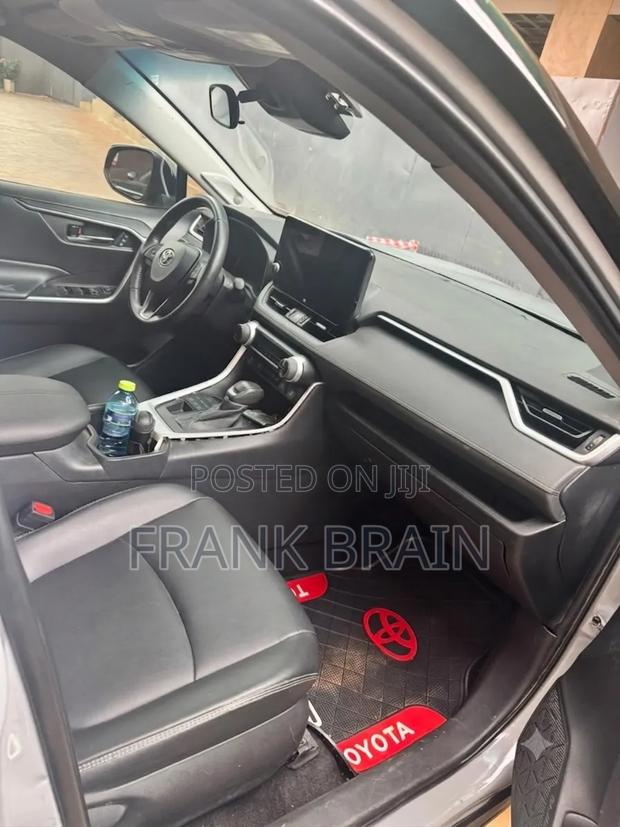 Toyota RAV4 XLE FWD 2024 Gray