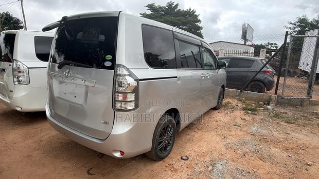 Toyota Voxy V 4WD 7-Seater 2011 Silver