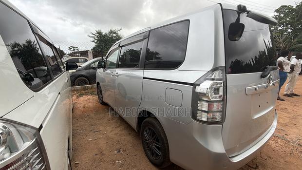 Toyota Voxy V 4WD 7-Seater 2011 Silver