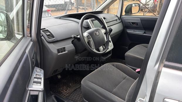 Toyota Voxy V 4WD 7-Seater 2011 Silver
