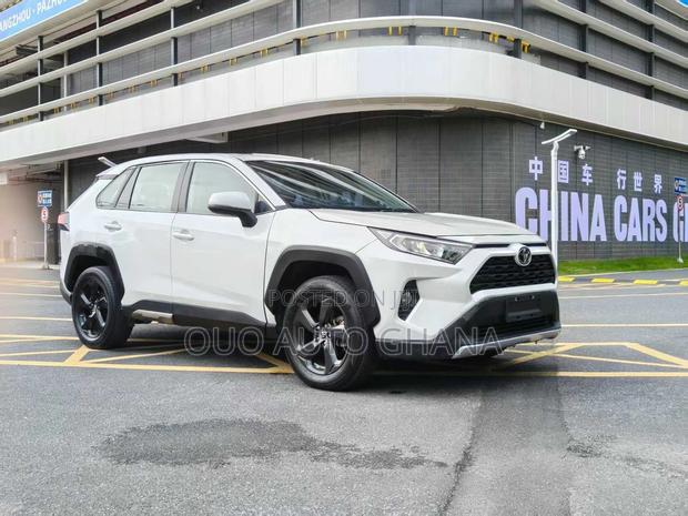 Toyota RAV4 LE 2022 White