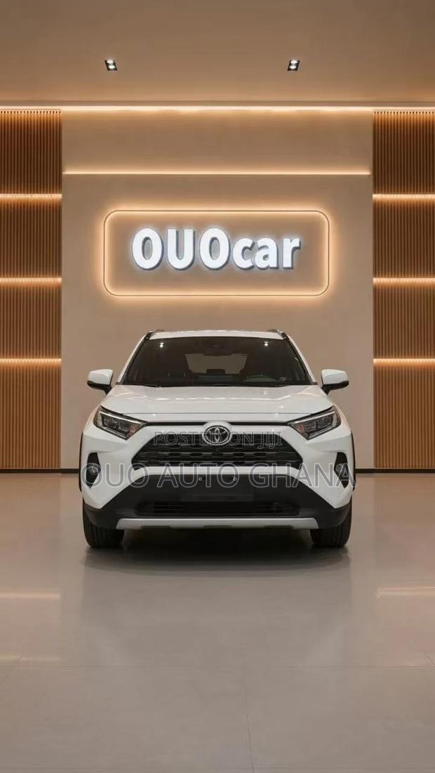 Toyota RAV4 LE 2022 White