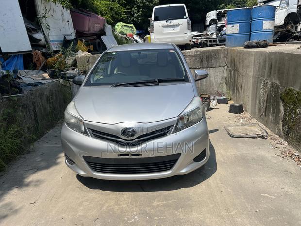 Toyota Vitz 1.3 AWD 5dr 2013 Gray