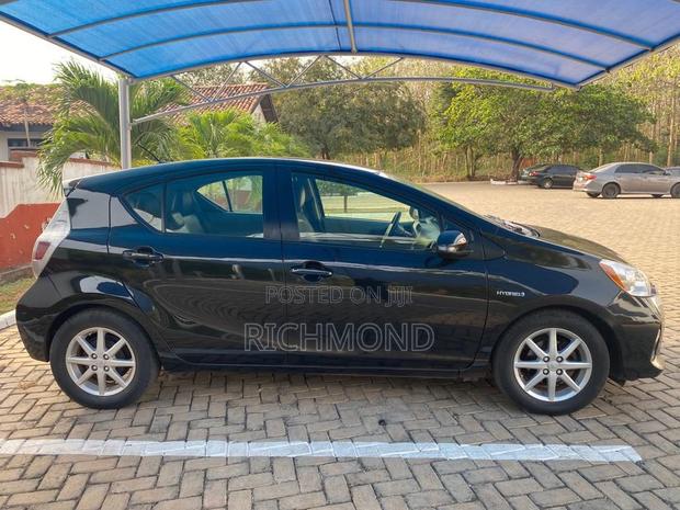 Toyota Prius Five 4dr Hatchback (1.8L 4cyl gas/electric hybrid CVT)