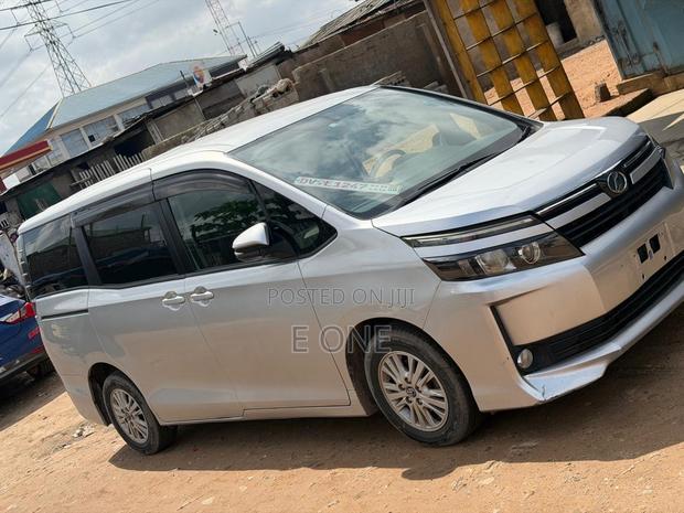 Toyota Voxy 2015 Silver
