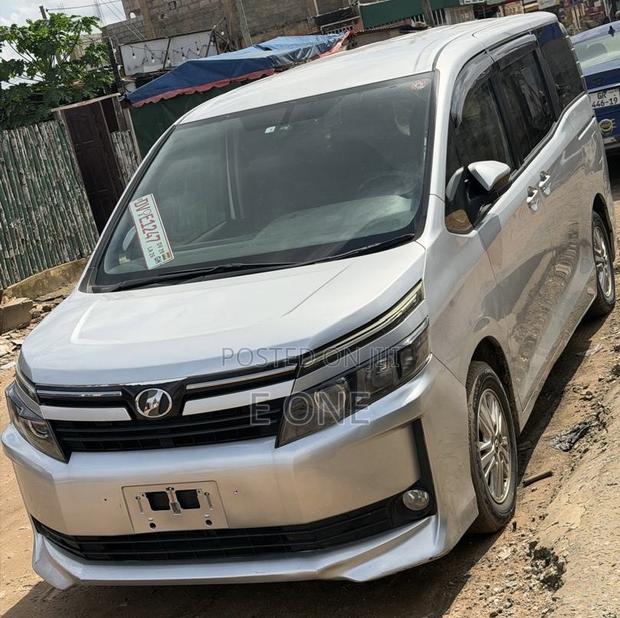 Toyota Voxy 2015 Silver