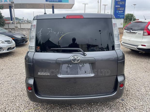 Toyota Sienta 1.5 FWD 2013 Gray