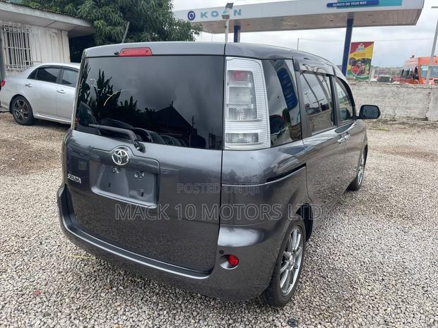 Toyota Sienta 1.5 FWD 2013 Gray