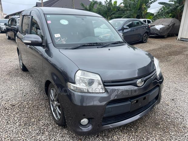 Toyota Sienta 1.5 FWD 2013 Gray